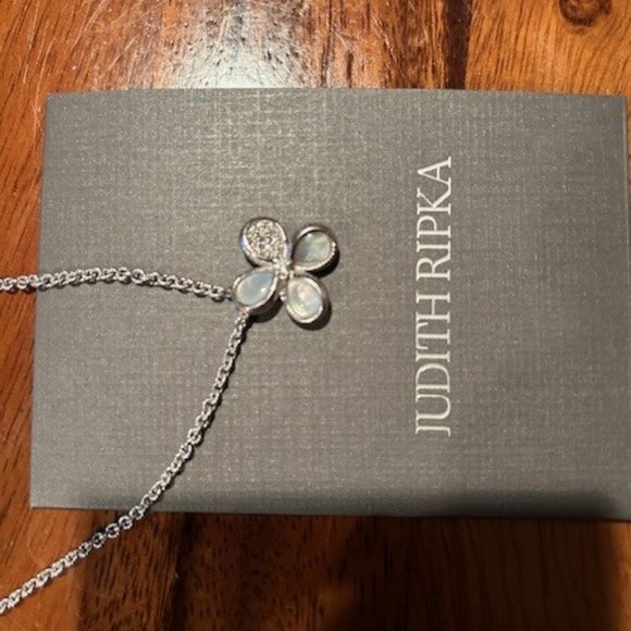 Jardin Flower Pendant Necklace With Mother Of Pearl And Diamonds - Picture 2 of 4